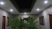 Rumah Dewi Sandra yang menerapkan konsep green living serta terinspirasi dari vila di Bali. Foto: Tangkapan Layar via YouTube The Sungkars