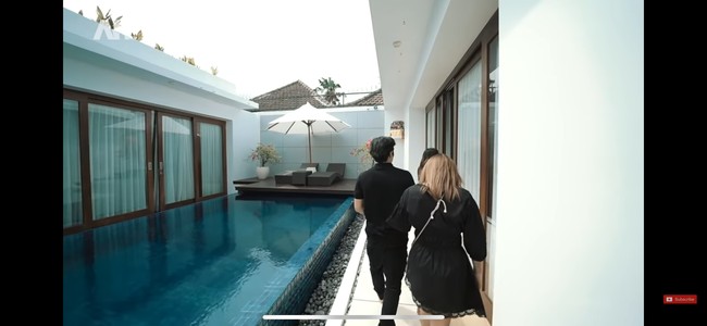Memiliki rumah yang mewah, kamar tidur Maharani dan suaminya itu pun tak kalah mencuri atensi. Dalam video di channel YouTube milik Atta Halilintar terlihat jika kamar tidur Maharani terletak di dekat area kolam renang di rumahnya. Foto: YouTube/AH
