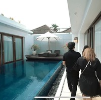 Memiliki rumah yang mewah, kamar tidur Maharani dan suaminya itu pun tak kalah mencuri atensi. Dalam video di channel YouTube milik Atta Halilintar terlihat jika kamar tidur Maharani terletak di dekat area kolam renang di rumahnya. Foto: YouTube/AH