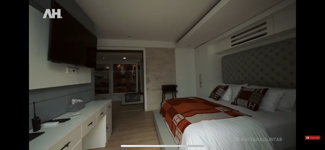 Dari awal memasuki kamar, kemewahan sudah terlihat dari barang-barang yang terdapat di sana, salah satunya selimut dan sarung bantal yang berasal dari merek mewah Hermes. Foto: YouTube/AH