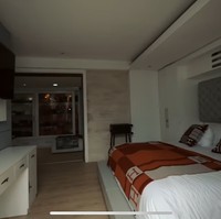 Dari awal memasuki kamar, kemewahan sudah terlihat dari barang-barang yang terdapat di sana, salah satunya selimut dan sarung bantal yang berasal dari merek mewah Hermes. Foto: YouTube/AH