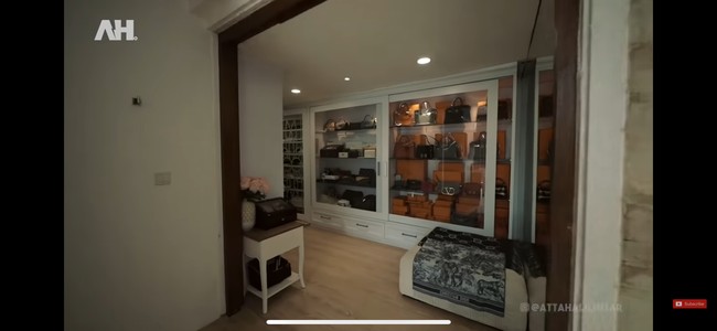 Tak sampai di situ, rupanya di kamarnya juga terdapat lemari pajangan yang berisi koleksi tas-tas Hermes milik Maharani. Koleksi tas Hermesnya pun tak main-main, kebanyakan yang merupakan seri croco yang harganya bisa mencapai miliaran rupiah. Foto: YouTube/AH