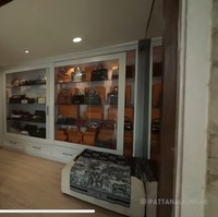 Tak sampai di situ, rupanya di kamarnya juga terdapat lemari pajangan yang berisi koleksi tas-tas Hermes milik Maharani. Koleksi tas Hermesnya pun tak main-main, kebanyakan yang merupakan seri croco yang harganya bisa mencapai miliaran rupiah. Foto: YouTube/AH