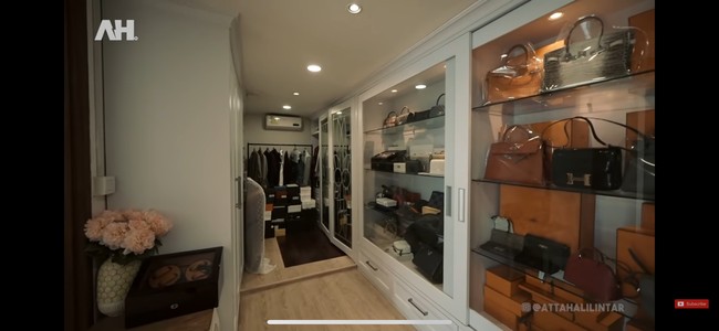 Di samping koleksi tas-tasnya itu yang disebut oleh Atta seperti ‘Toko Hermes’, terdapat ruang penyimpanan untuk baju-baju milik Maharani dan sang suami. Foto: YouTube/AH