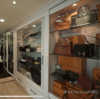 Di samping koleksi tas-tasnya itu yang disebut oleh Atta seperti ‘Toko Hermes’, terdapat ruang penyimpanan untuk baju-baju milik Maharani dan sang suami. Foto: YouTube/AH