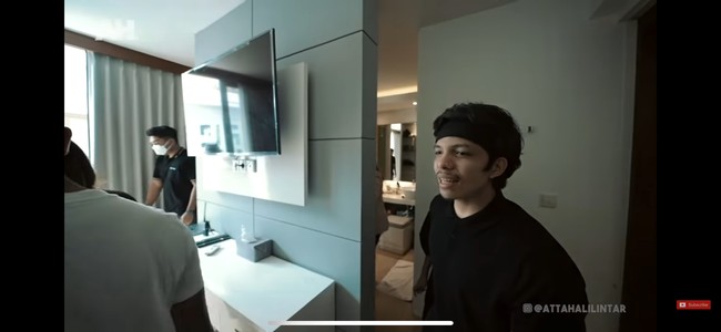 Sementara kamar mandinya terlihat terletak di belakang dinding televisi. Sayangnya Maharani tak memamerkan secara jelas area kamar mandi di kamarnya itu. Foto: YouTube/AH