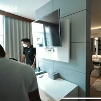 Sementara kamar mandinya terlihat terletak di belakang dinding televisi. Sayangnya Maharani tak memamerkan secara jelas area kamar mandi di kamarnya itu. Foto: YouTube/AH