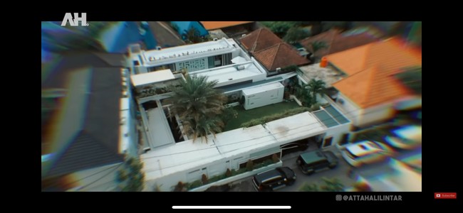 Berlokasi di Bali, rumah milik Maharani Kemala dan suaminya, Dewa Gede Adiputra, terlihat begitu nyaman dengan konsep seperti vila. Sebelum sukses menjadi salah satu pemilik produk kecantikan MS Glow, Maharani diketahui bekerja sebagai customer service di salah satu bank. Foto: YouTube/AH