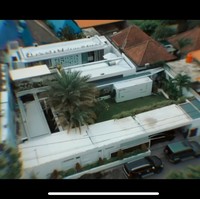 Berlokasi di Bali, rumah milik Maharani Kemala dan suaminya, Dewa Gede Adiputra, terlihat begitu nyaman dengan konsep seperti vila. Sebelum sukses menjadi salah satu pemilik produk kecantikan MS Glow, Maharani diketahui bekerja sebagai customer service di salah satu bank. Foto: YouTube/AH