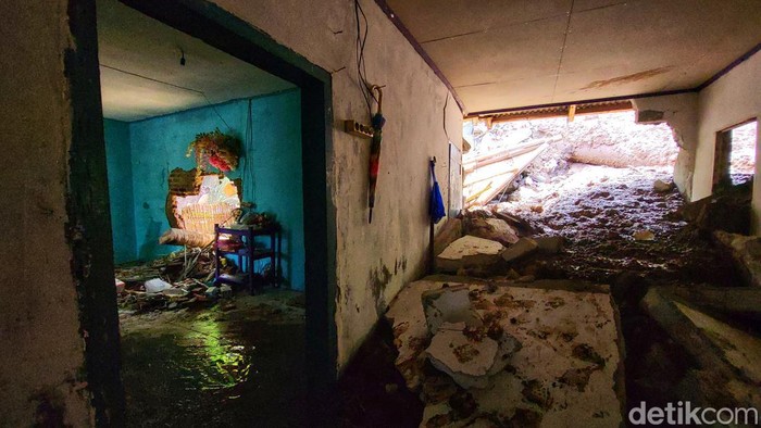Rumah rusak diterjang longsor Sukabumi