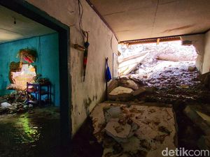 Tunggu Solusi Pemerintah, Korban Longsor Ogah Pulang ke Rumah