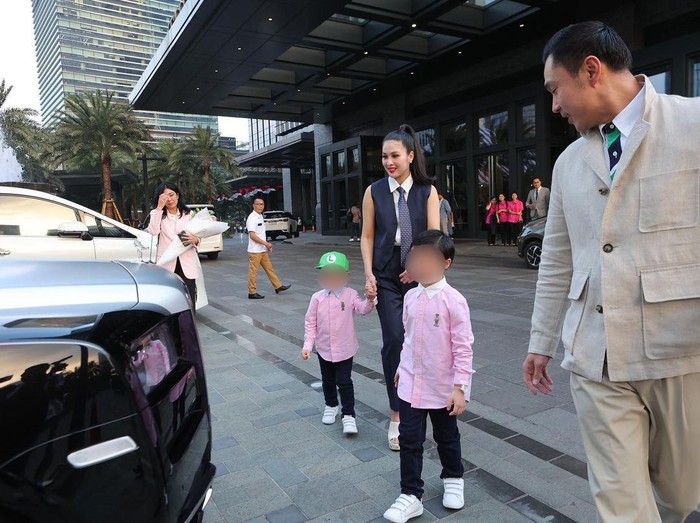 Momen Sandra Dewi mendapat hadiah Rolls Royce.