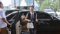Bintang sinetron pemilik akun Instagram @sandradewi88 itu langsung menggunakan mobil hadiah sang suami ke lokasi perayaan ulang tahunnya. Foto: dok. Instagram Sandra Dewi