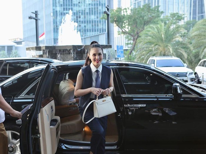 Sandra Dewi Momen Sandra Dewi mendapat hadiah Rolls Royce.