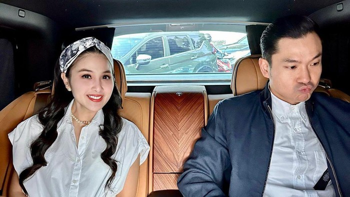 Sandra Dewi dan Harvey Moeis foto di dalam Rolls Royce.