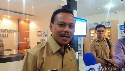 Sekda Pemerintah Provinsi Bali Dewa Made Indra saat ditemui di kantor BPS Provinsi Bali di Jalan Raya Puputan Nomor 1 Renon, Denpasar, Bali pada Senin (1/4/2024). (Ni Made Lastri Karsiani Putri-detikBali)