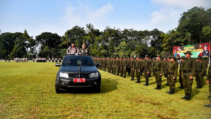 Sekjen KLHK Bambang Hendroyono memimpin upacara Penutupan Diklat Pembentukan Polisi Kehutanan (Polhut) Tahun 2024 (dok KLHK)