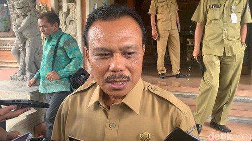 Sekretaris Daerah (Sekda) Provinsi Bali Dewa Made Indra di kantor DPRD Provinsi Bali, Senin (1/4/2024). (dok. Rizki Setyo/detikBali)