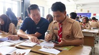 Presiden Direktur PT Bank QNB Indonesia Tbk Haryanto Suganda bersama para siswa dari SMKN 66 Jakarta (27/3). Bank QNB Indonesia memberikan edukasi terkait perencanaan keuangan dasar dan kewirausahaan bagi para siswa sebagai bagian dari upaya Bank dalam mendorong peningkatan literasi keuangan di Indonesia. Sampai hari ini, Bank telah menyentuh lebih dari 600 siswa di berbagai wilayah di Indonesia melalui program tahunnya, QNB Indonesia Goes to School. Dalam kesempatan ini, Bank QNB Indonesia turut mendonasikan sejumlah komputer sebagai bagian dari komitmen Bank untuk mendukung sektor pendidikan di Indonesia.