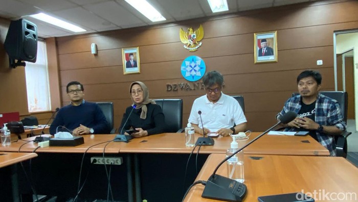 Seorang wartawan bernama Sugandi dianiaya 2 oknum prajurit TNI AL di Maluku Utara. Dewan Pers minta 2 oknum prajurit itu diproses hukum. (Tina Susilawati/detikcom)