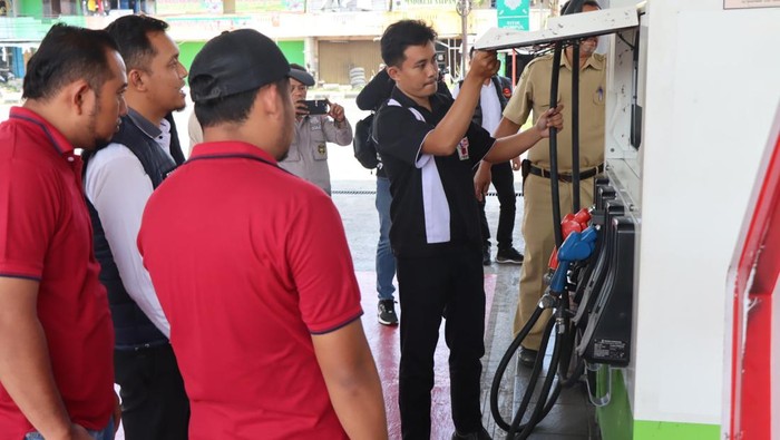 Petugas gabungan melakukan Sidak SPBU di wilayah Boyolali untuk antisipasi kecurangan dan kelangkaan BBM, Senin (1/4/2024).