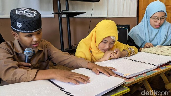 siswa SLB Kemala Bhayangkari 1 Trenggalek mengikuti tadarus Al-Quran braille.