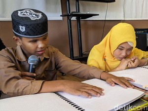 Senangnya Siswa SLB Trenggalek Tadarus Al-Quran Braille Saat Pondok Ramadan