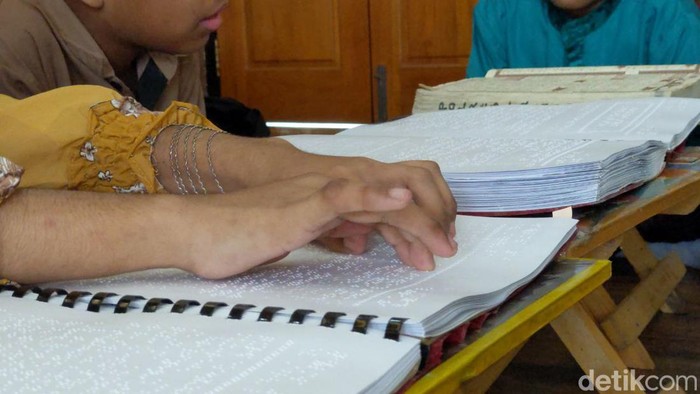 siswa SLB Kemala Bhayangkari 1 Trenggalek mengikuti tadarus Al-Quran braille.
