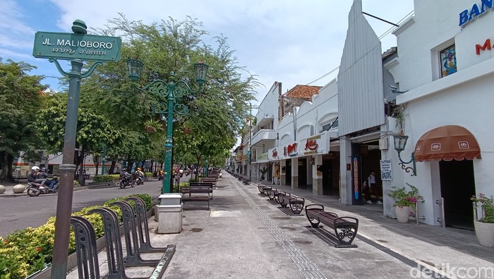 Suasana kawasan Pedestrian Malioboro, Jogja, Senin (1/4/2024) siang.