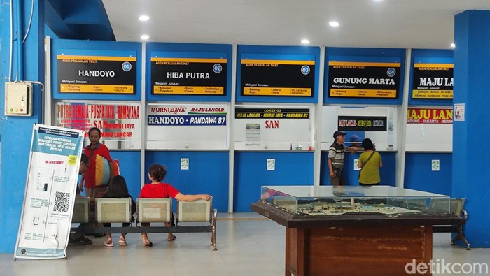 Suasana loket tiket di terminal Tipe A Dhaksinarga Wonosari, Kabupaten Gunungkidul, Senin (1/4/2024).