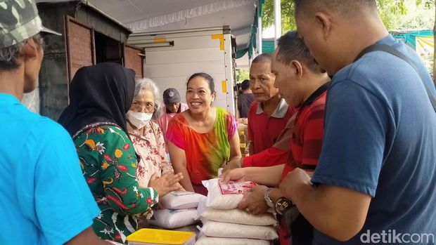Suasana Pasar Murah Bahan Pangan di DPKP Jogja, Senin (1/4/2024).