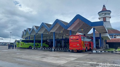 Suasana Terminal Mengwi, Kabupaten Badung, Bali masih sepi dari pergerakan penumpang mudik Lebaran, Senin sore (1/4/2024). (Agus Eka/detikBali)