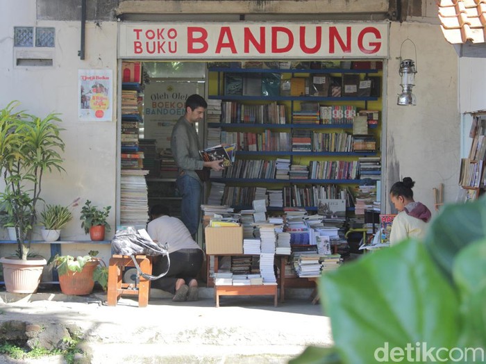 Suasana Toko Buku Bandung di Jalan Garut, Kacapiring, Kecamatan Batununggal, Kota Bandung.