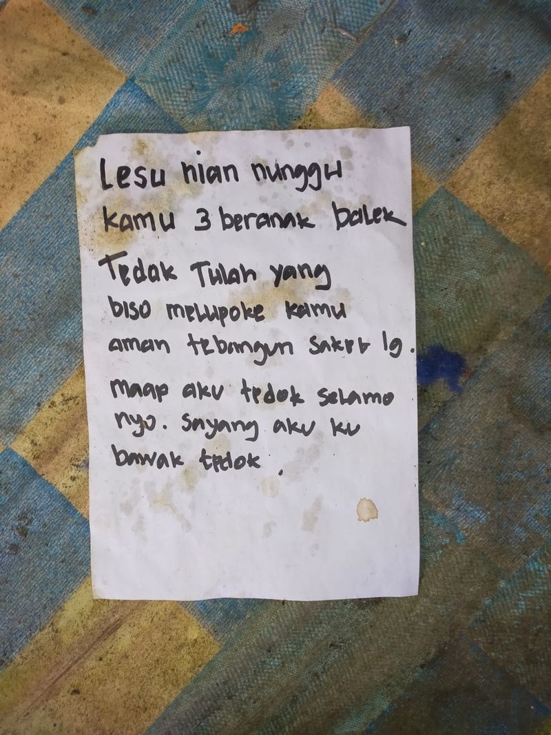 Surat peninggalan korban gantung diri di Palembang.