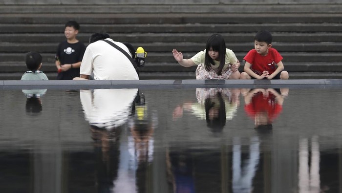 Taiwan Daily Life People spend leisure time by a pond near the Sun Yat-sen memorial hall in Taipei, Taiwan, Saturday, March 30, 2024. (AP Photo/Chiang Yiny-ying)