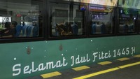 Penumpang duduk di gerbong kereta api di Stasiun Yogyakarta, Senin (1/4/2024).