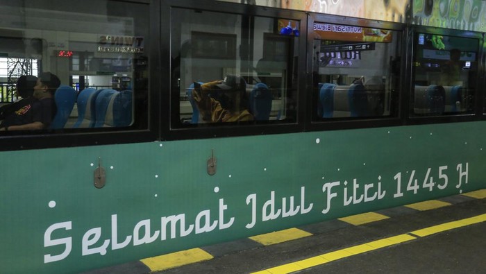 Penumpang berjalan di peron Stasiun Yogyakarta, Senin (1/4/2024). KAI Daop 6 Yogyakarta secara bertahap menyediakan sebanyak 24 kereta api tambahan dengan enam kereta api untuk keberangkatan awal dari stasiun di wilayah daop 6. ANTARA FOTO/Hendra Nurdiyansyah/rwa.
