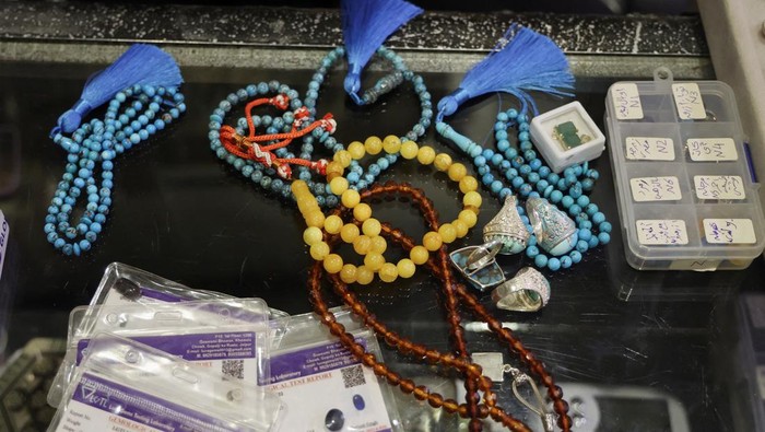 Tasbih yang Begitu Populer di Mesir Selama Ramadan Sameh Saied, fixes a prayer bead at his shop in the Khan el-Khalili market, during the Muslim holy month of Ramadan, at al-Hussein district in old Islamic Cairo, Egypt March 23, 2024. REUTERS/Amr Abdallah Dalsh