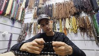 Namun krisis ekonomi saat ini dan kenaikan harga bahan mentah telah membayangi produk-produk buatan tangan yang sangat dicintai, karena beberapa tasbih yang terbuat dari batu mulia menjadi tidak terjangkau dan dijual dengan harga ribuan pound.