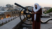Syekh Zana Al-Khayyam menyiapkan meriam di Erbil, Irak, (28/3).