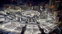 Sekitar 6.900 lampu gantung besar dan lebih dari 500 lampu gantung, lentera, dan lampu berbagai bentuk terpasang di Masjidil Haram. Lampu-lampu tersebut didekorasi dengan desain islami. Beberapa di antaranya diukir dengan ayat-ayat Al-Quran dalam garis artistik dan dekoratif yang indah.
