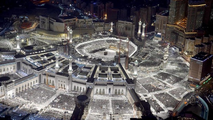 General view of muslims performing evening prayers at the Grand Mosque during the holy month of Ramadan, in the holy city of Mecca, Saudi Arabia, March 31, 2024. Saudi Press Agency/Handout via REUTERS ATTENTION EDITORS - THIS PICTURE WAS PROVIDED BY A THIRD PARTY