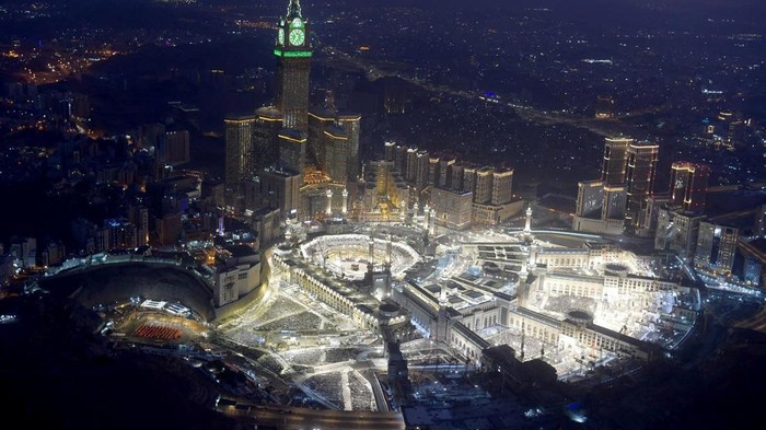 Terangnya Masjidil Haram Saat Malam Lailatulqadar General view of muslims performing evening prayers at the Grand Mosque during the holy month of Ramadan, in the holy city of Mecca, Saudi Arabia, March 31, 2024. Saudi Press Agency/Handout via REUTERS ATTENTION EDITORS - THIS PICTURE WAS PROVIDED BY A THIRD PARTY