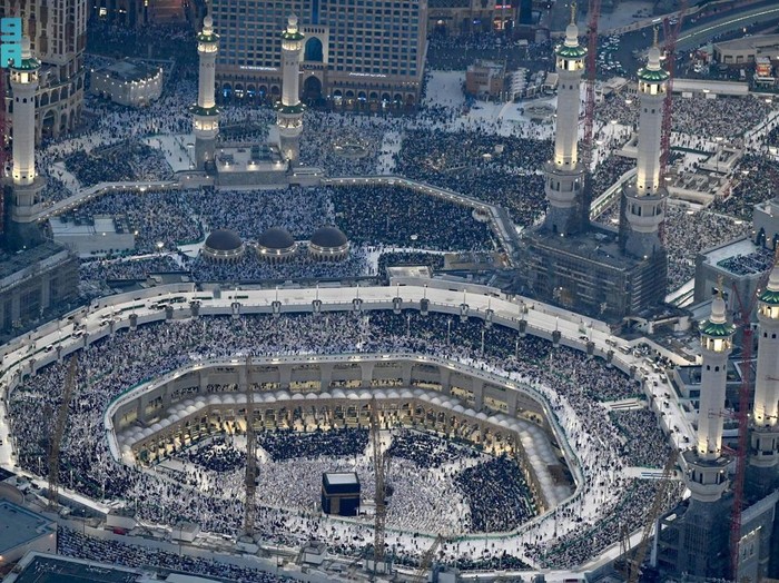 General view of muslims performing evening prayers at the Grand Mosque during the holy month of Ramadan, in the holy city of Mecca, Saudi Arabia, March 31, 2024. Saudi Press Agency/Handout via REUTERS ATTENTION EDITORS - THIS PICTURE WAS PROVIDED BY A THIRD PARTY