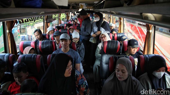Terminal Tanjung Priok Mulai Ramai Pemudik 9 Hari jelang Lebaran, warga mulai mudik ke kampung halaman. Seperti terlihat di Terminal Tanjung Priok, Jakarta Utara, Senin (1/4/2024).