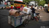 Warga membawa berbagai barang untuk oleh-oleh keluarga di kampung halaman.