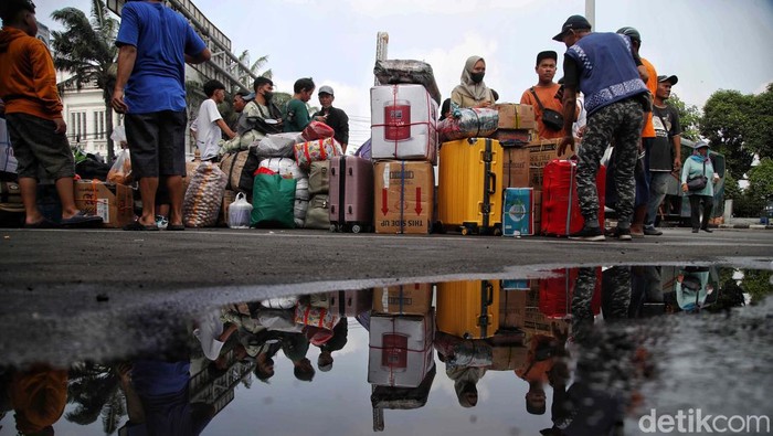 Terminal Tanjung Priok Mulai Ramai Pemudik 9 Hari jelang Lebaran, warga mulai mudik ke kampung halaman. Seperti terlihat di Terminal Tanjung Priok, Jakarta Utara, Senin (1/4/2024).