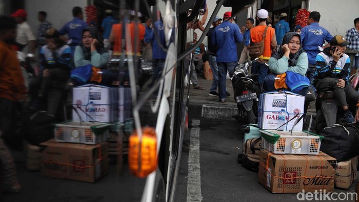 Terminal Tanjung Priok Mulai Ramai Pemudik 9 Hari jelang Lebaran, warga mulai mudik ke kampung halaman. Seperti terlihat di Terminal Tanjung Priok, Jakarta Utara, Senin (1/4/2024).