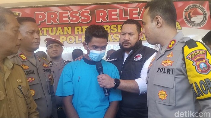 Tersangka saat diperlihatkan di Polres Asahan. (Perdana Ramadhan/detikSumut)