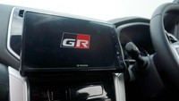 Untuk fitur hiburan, New 9-Inch Audio Screen dengan opening GR logo. Foto: Toyota Astra Motor